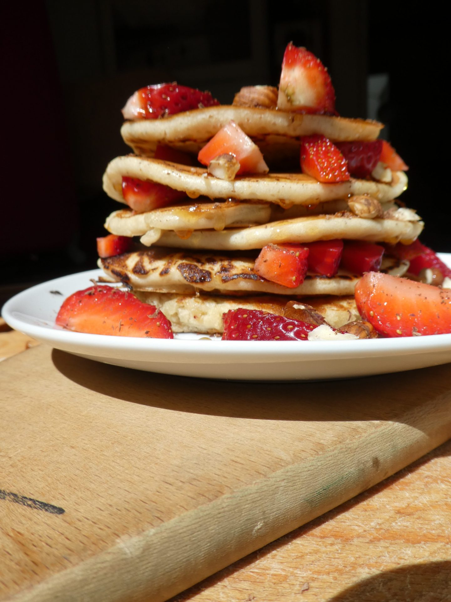 Pile de pancakes avec décoration de fruits