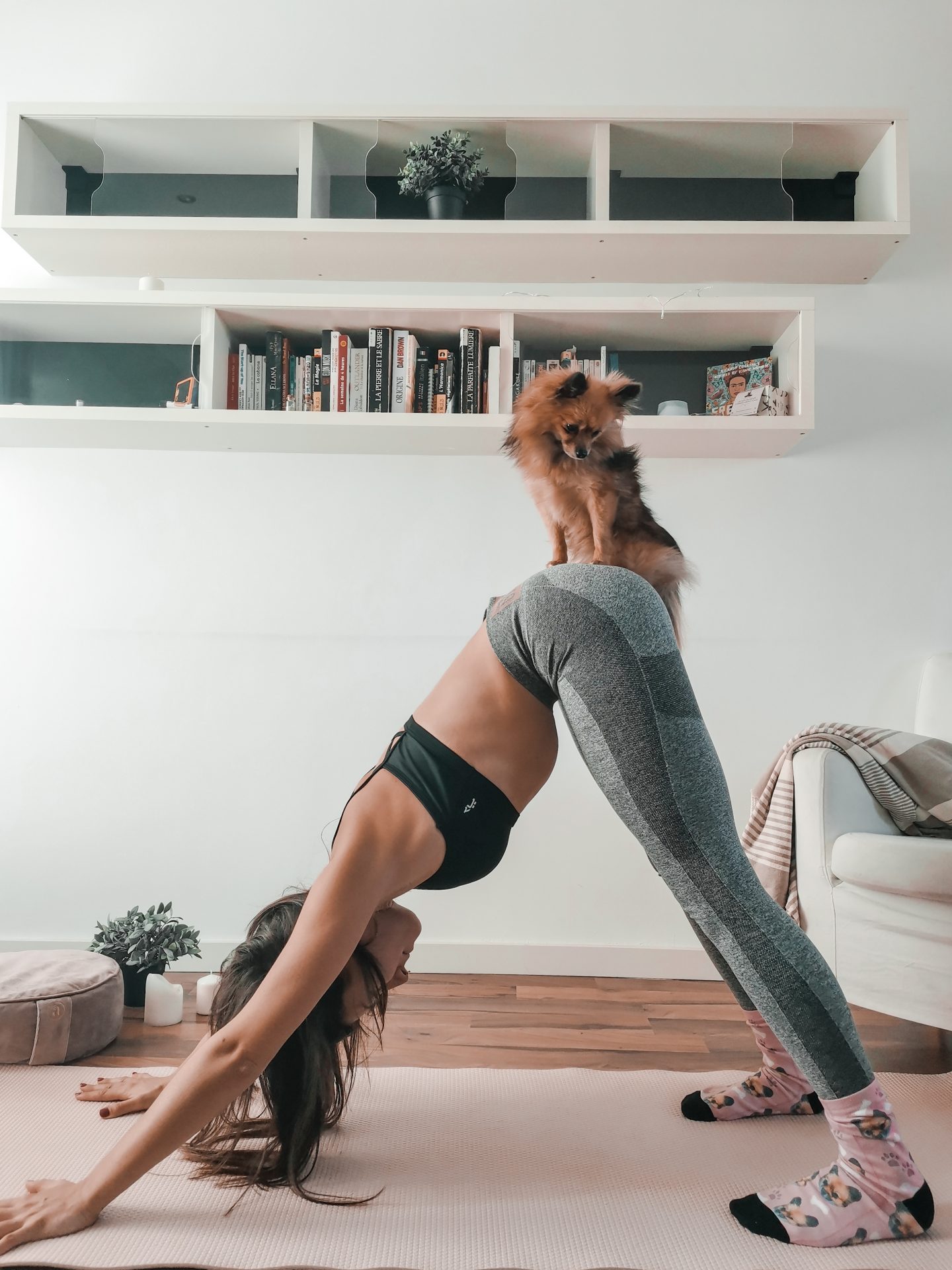 Posture de yoga chien tête en bas pour améliorer sa souplesse