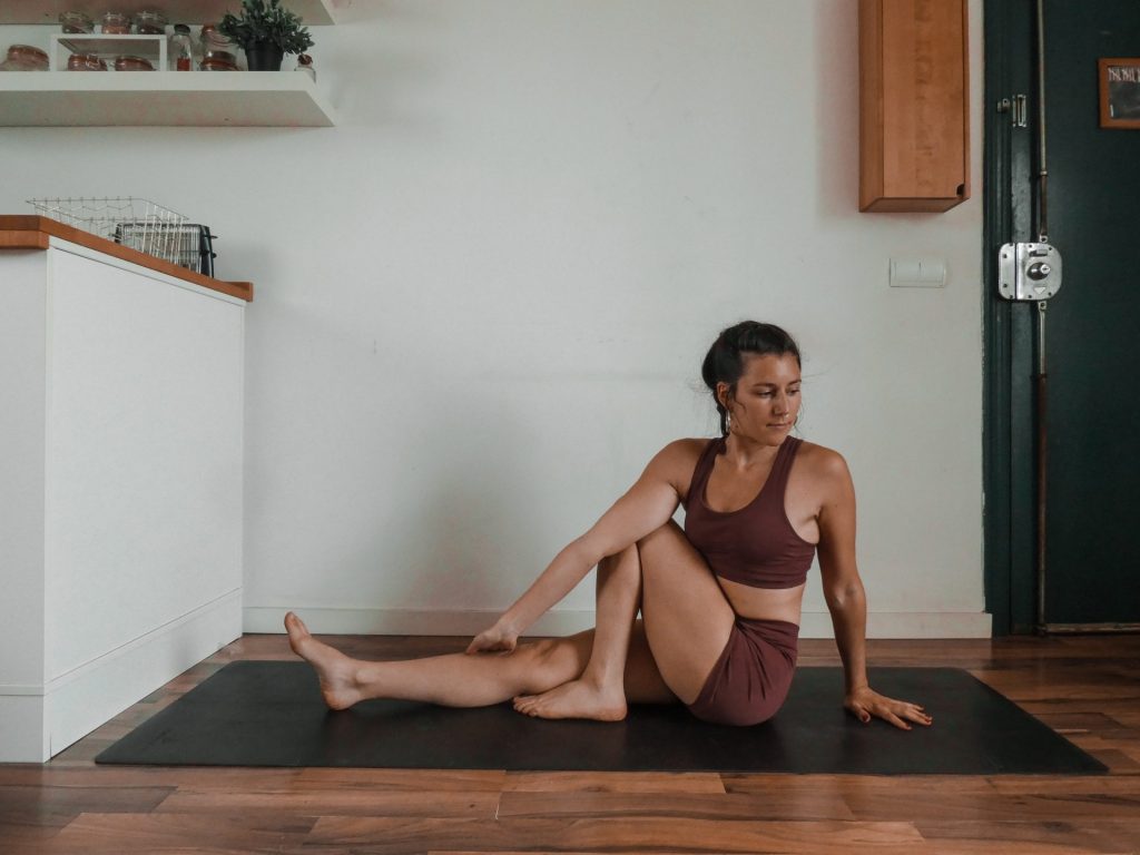 Maricyasana 3 -les torsions en yoga - torsion latérale