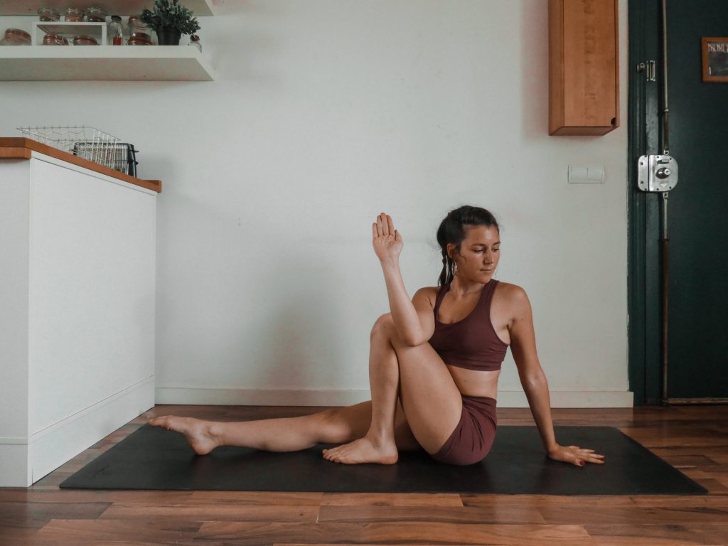 Maricyasana 3 Posture yoga de torsion latérale