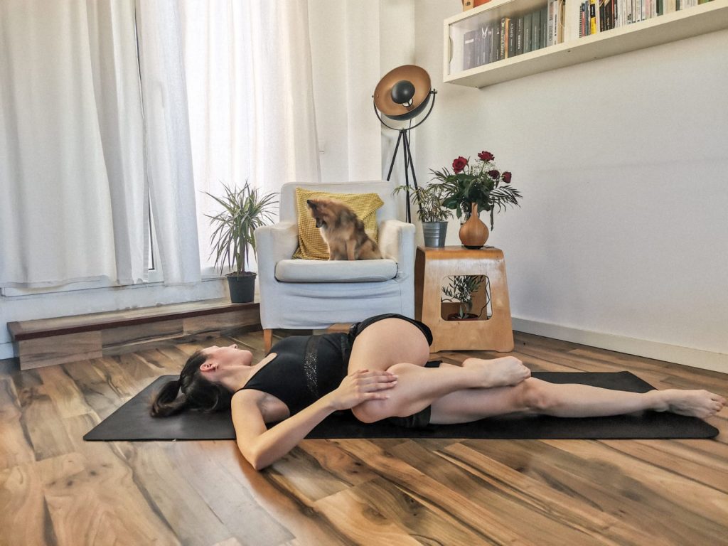 Posture yoga débutant - Posture Supta Matsyendrasana